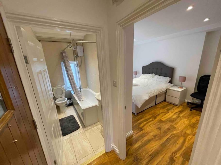 Comfortable 1 Bedroom And Double Sofa Bed Flat Лондон Екстериор снимка