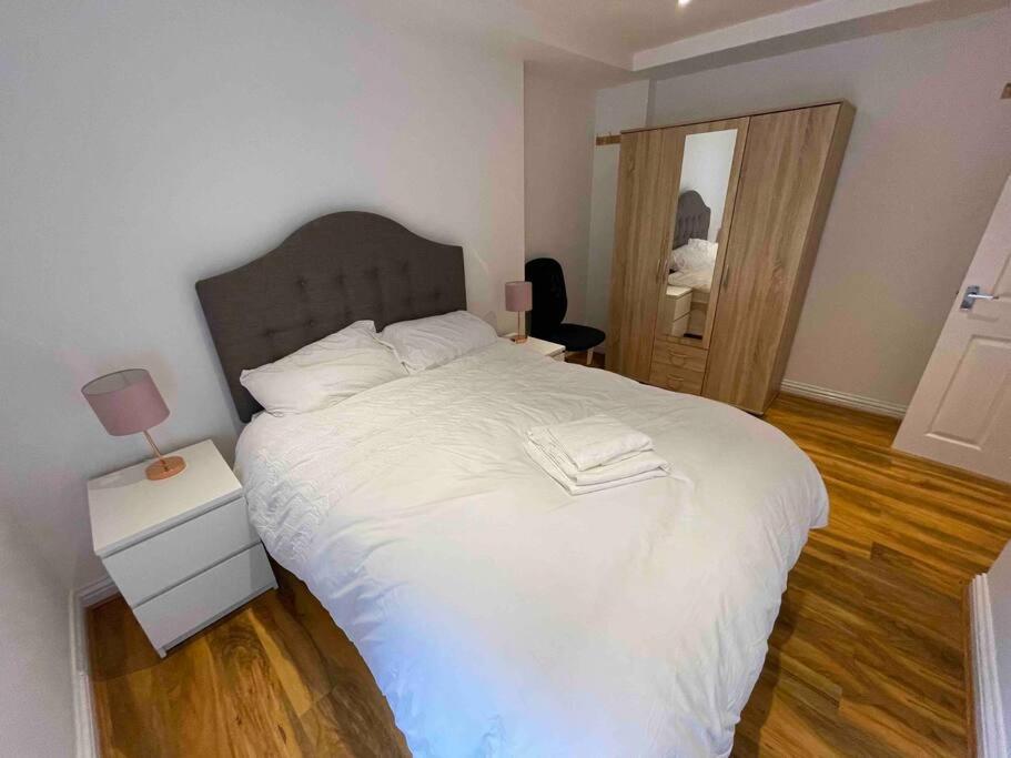 Comfortable 1 Bedroom And Double Sofa Bed Flat Лондон Екстериор снимка